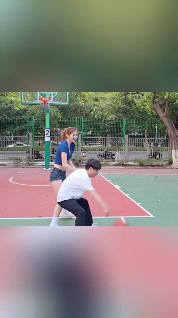 集夢會長背打一米8的女生，這是真打球??！