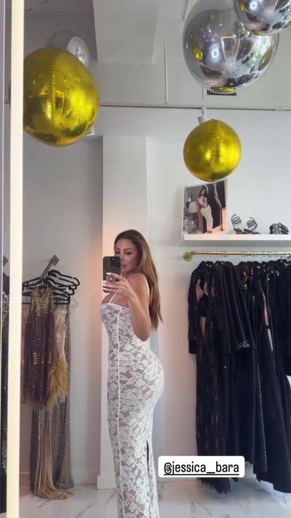 徐娘半老！皮蓬前妻穿吊帶裙自拍，這身材也太炸裂了！