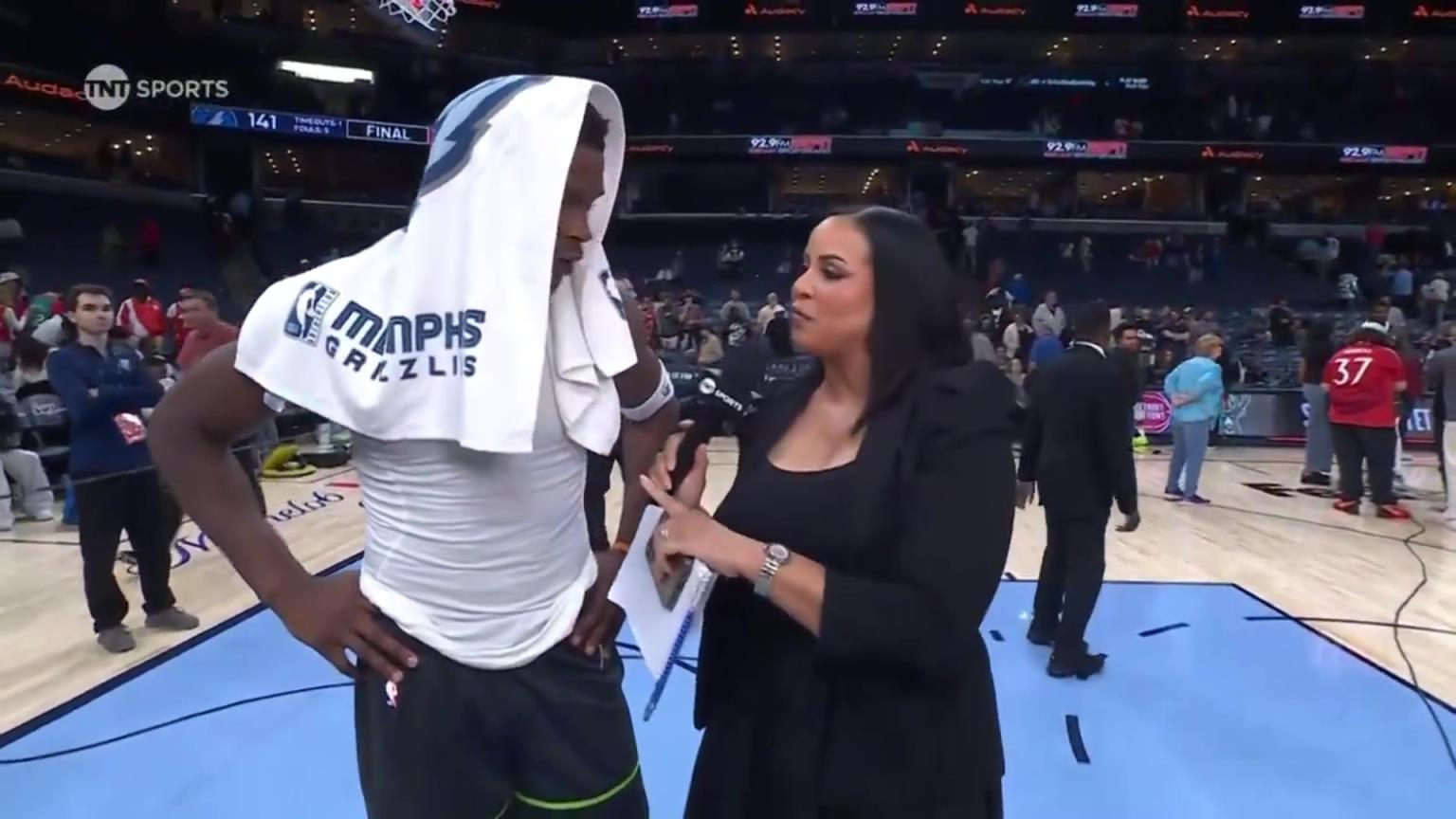 華子賽后接受一位豐滿女記者的采訪！