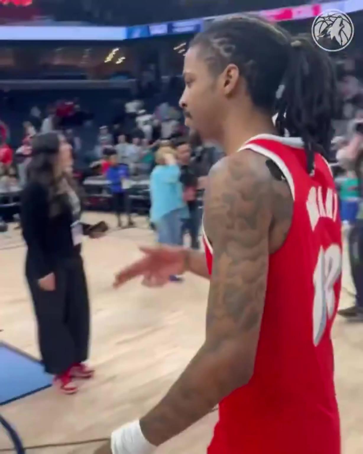 笑死！莫蘭特賽后與華子握手，竟然也是比出“手槍”的手勢