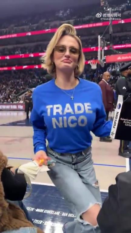 主場不準球迷打印“解雇Nico”標語，女球迷就出此下策