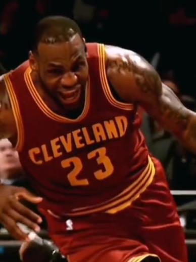 老詹這恐怖的大體格，完美詮釋什么叫“人型坦克”！