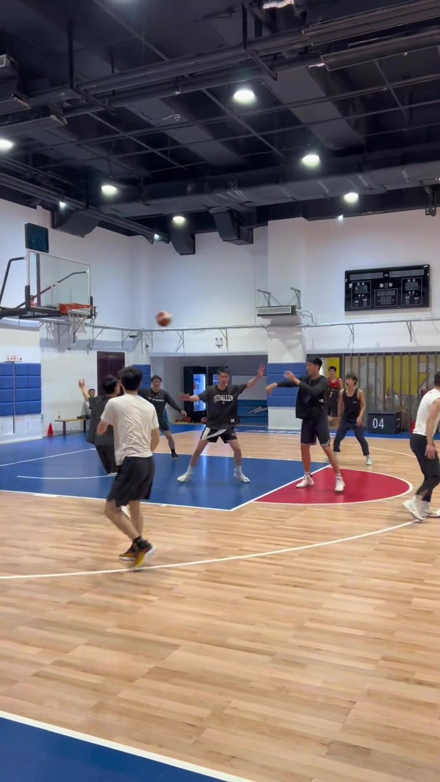 對(duì)手回家后：老婆，我今天在野球場(chǎng)匹配到巔峰馬刺隊(duì)了！