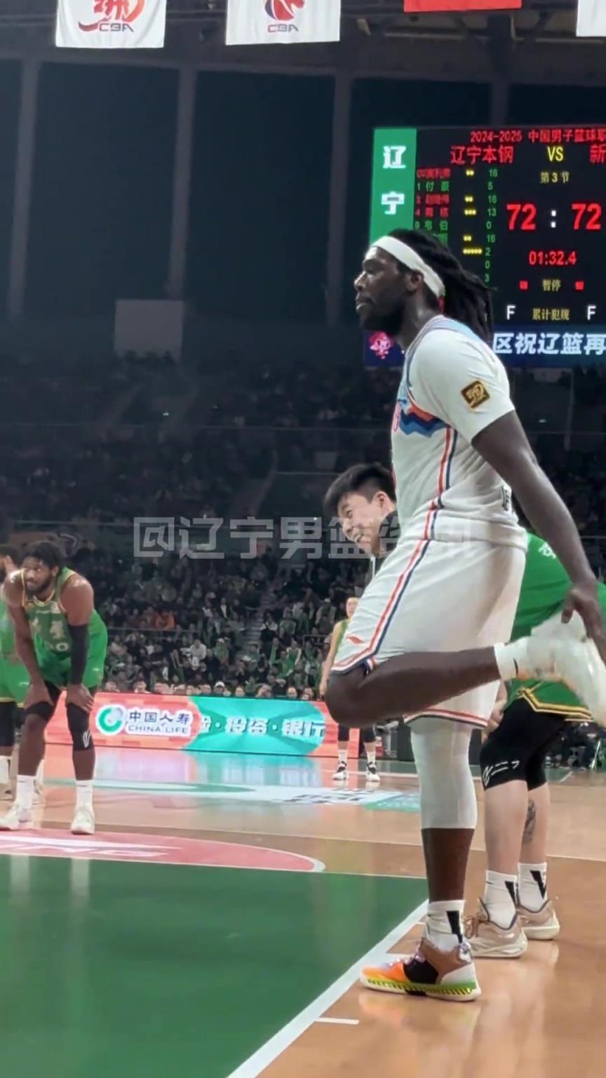 哈雷爾狂噴奧利弗：我會(huì)在澳洲干你小子！裁判吹T送他離場(chǎng)