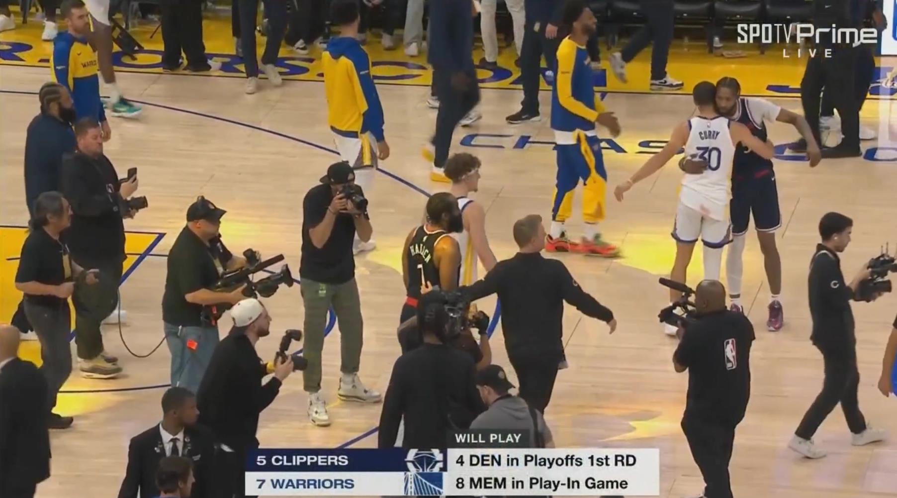 加時(shí)賽12分無(wú)解表現(xiàn)率隊(duì)獲勝！哈登賽后臉上笑容藏不住呀