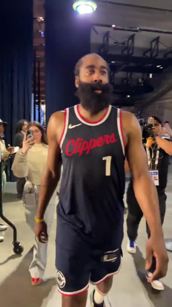 爆砍39分！哈登賽后走入球員通道氣喘吁吁：今天是場(chǎng)艱苦的戰(zhàn)斗