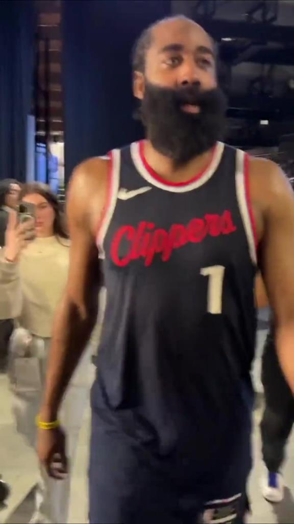 贏了！哈登賽后走回更衣室在球員通道和工作人員一一擊掌慶祝