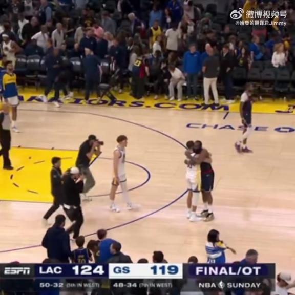 09雙雄傾盡全力！哈登和庫里賽后第一時間擁抱在一起