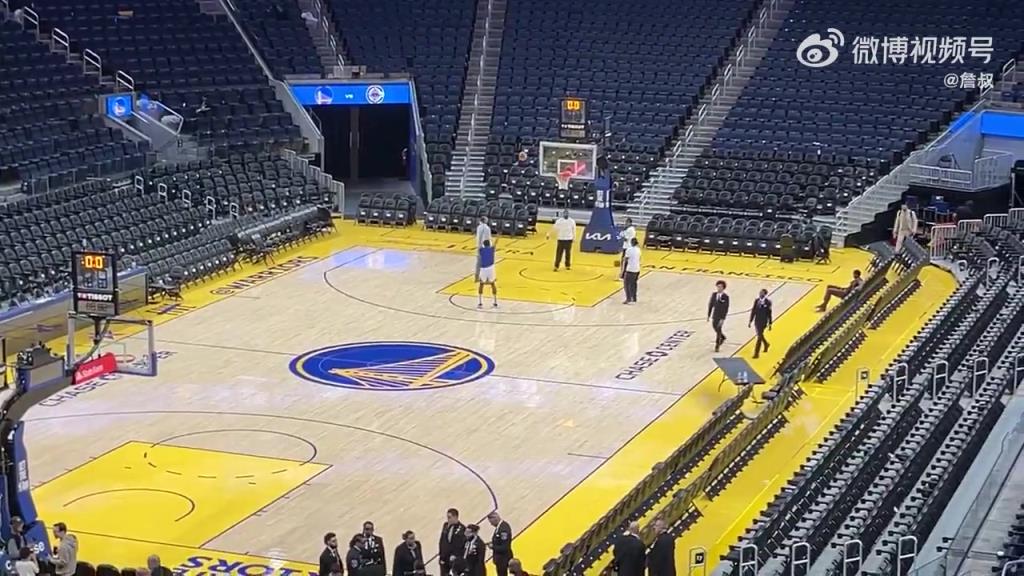 今天沒有得到出場機(jī)會！庫明加賽后還留在場地練習(xí)投籃