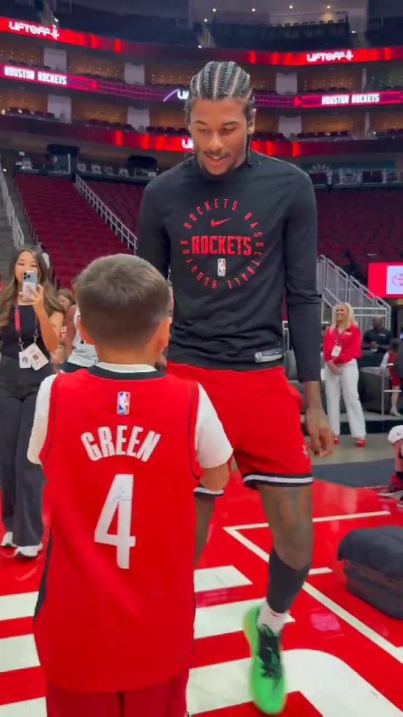 暖心偶像！小球迷賽前得到杰倫格林親簽球鞋球衣