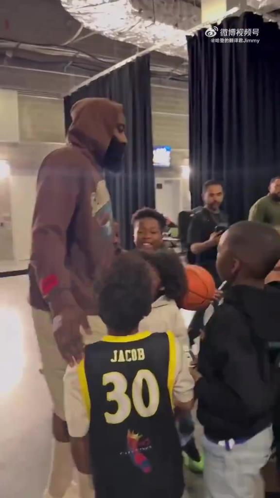 哈登賽后對(duì)小朋友：聽(tīng)你們家長(zhǎng)的話，總有一天你們也會(huì)打進(jìn)NBA