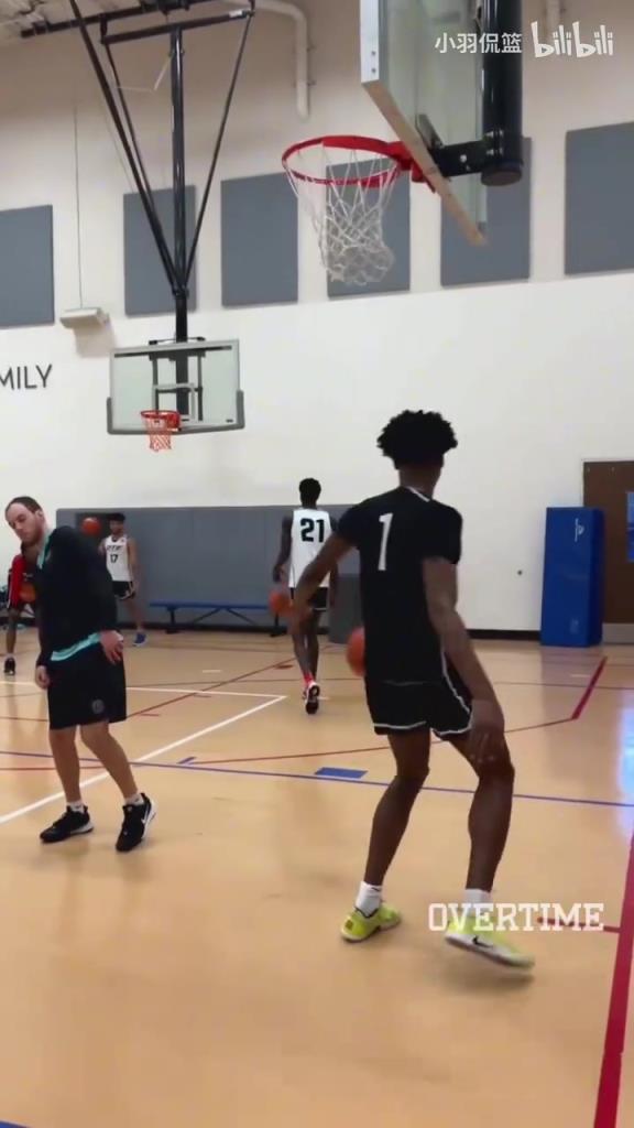 地表最強(qiáng)身體素質(zhì)？阿門扣籃簡(jiǎn)直就像直升機(jī)起飛一樣！