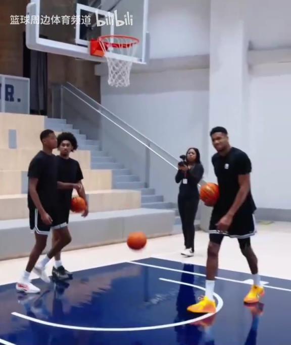 別人能學(xué)得來(lái)嗎？名場(chǎng)面：字母哥指導(dǎo)小球員籃下腳步！