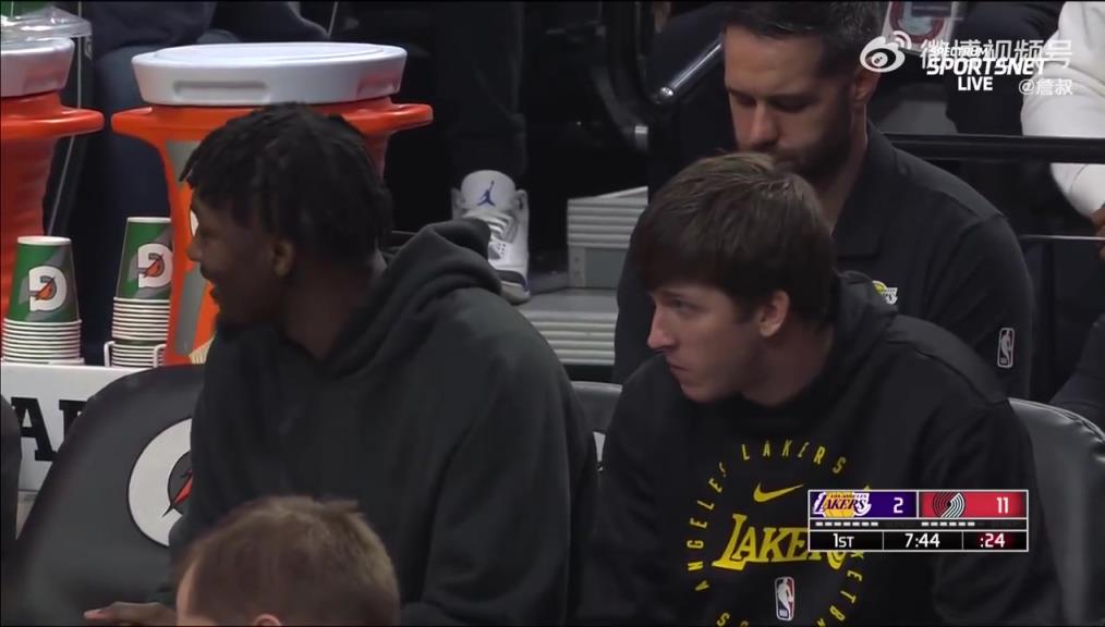 鎖定西部第三愜意得很！里夫斯輪休在板凳席上吃東西被抓拍到了