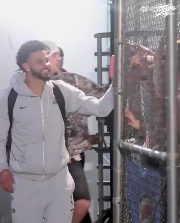 68勝歷史第五傲人戰(zhàn)績(jī)！雷霆全員回到OKC，當(dāng)?shù)厍蛎詿崆榻訖C(jī)