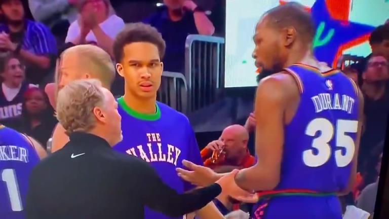 下課導(dǎo)火索？主帥布登此前抓住KD手臂要說(shuō)什么，被一把甩開！