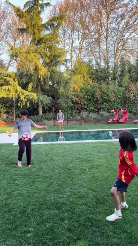 馬塞洛和兒子隔水相傳！大兒子腳法有點東西的！