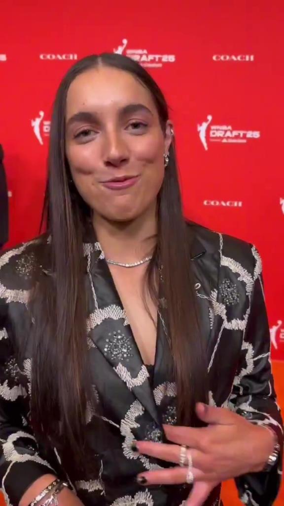 少爺真全能?。⊥龠€幫WNBA新秀妹子們設(shè)計(jì)今晚的服裝