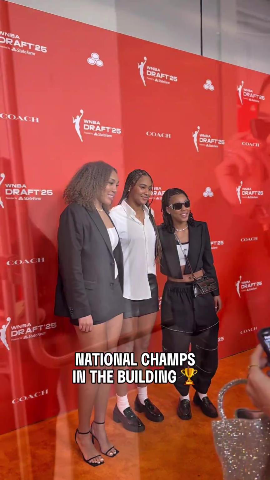 吧友們有喜歡的嗎？WNBA選秀大會(huì)上，到處都有靚麗的風(fēng)景線