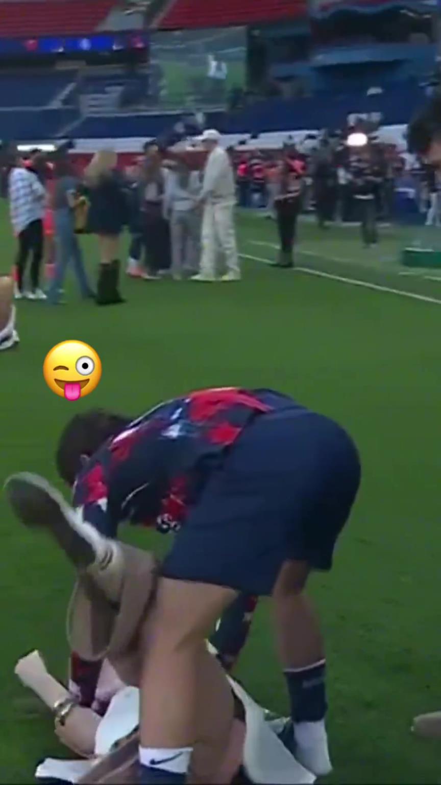 玩這么花??？內(nèi)維斯在家人面前把自己女友按倒在地