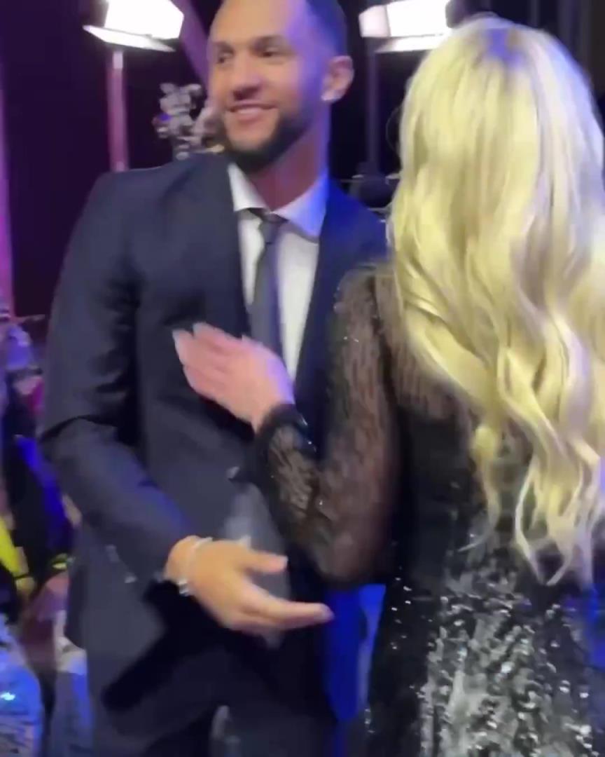 身材姣好！薩格斯的女友海莉被芝加哥天空選中！兩人接吻慶祝