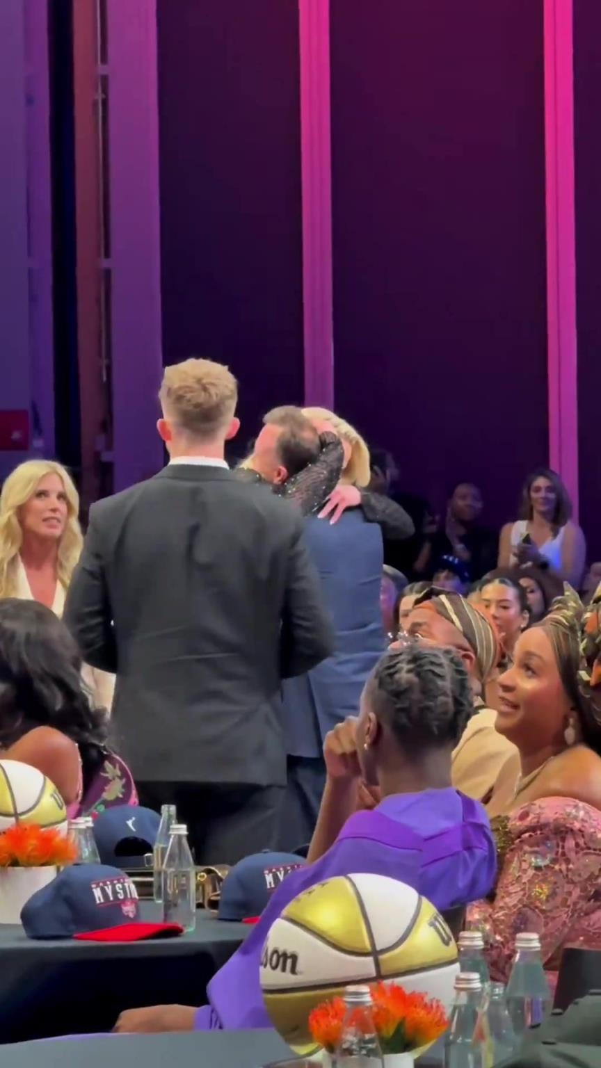 吧友們想看的正臉來(lái)了！薩格斯的女友海莉被選中后感覺(jué)快哭了