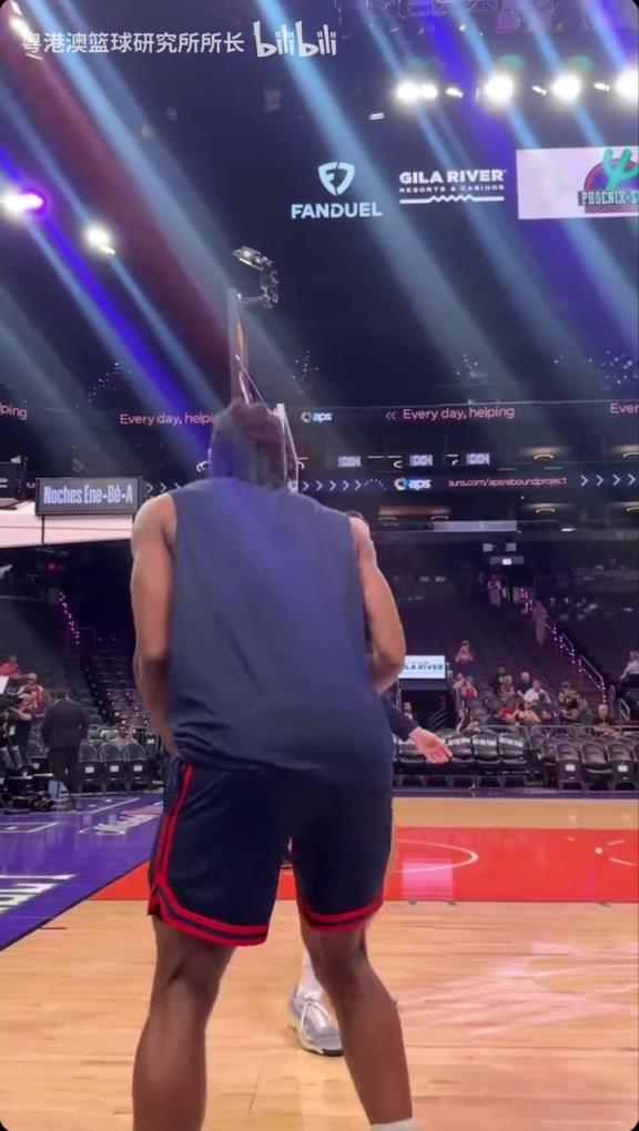 機器人級別的靜態(tài)身體！近距離看小卡的賽前熱身！