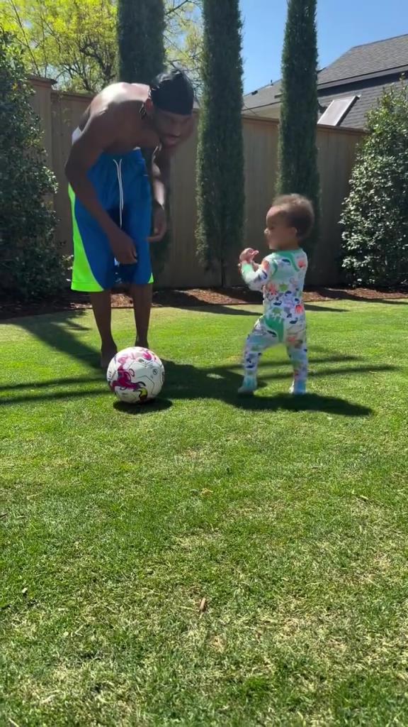 足球要從娃娃抓起！SGA帶娃踢足球，小孩摔倒時鼓掌“嘲笑”！